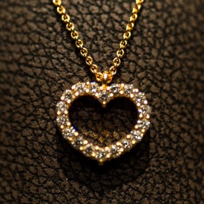 Ciondolo-'cuore'-in-oro-e-diamantiOK